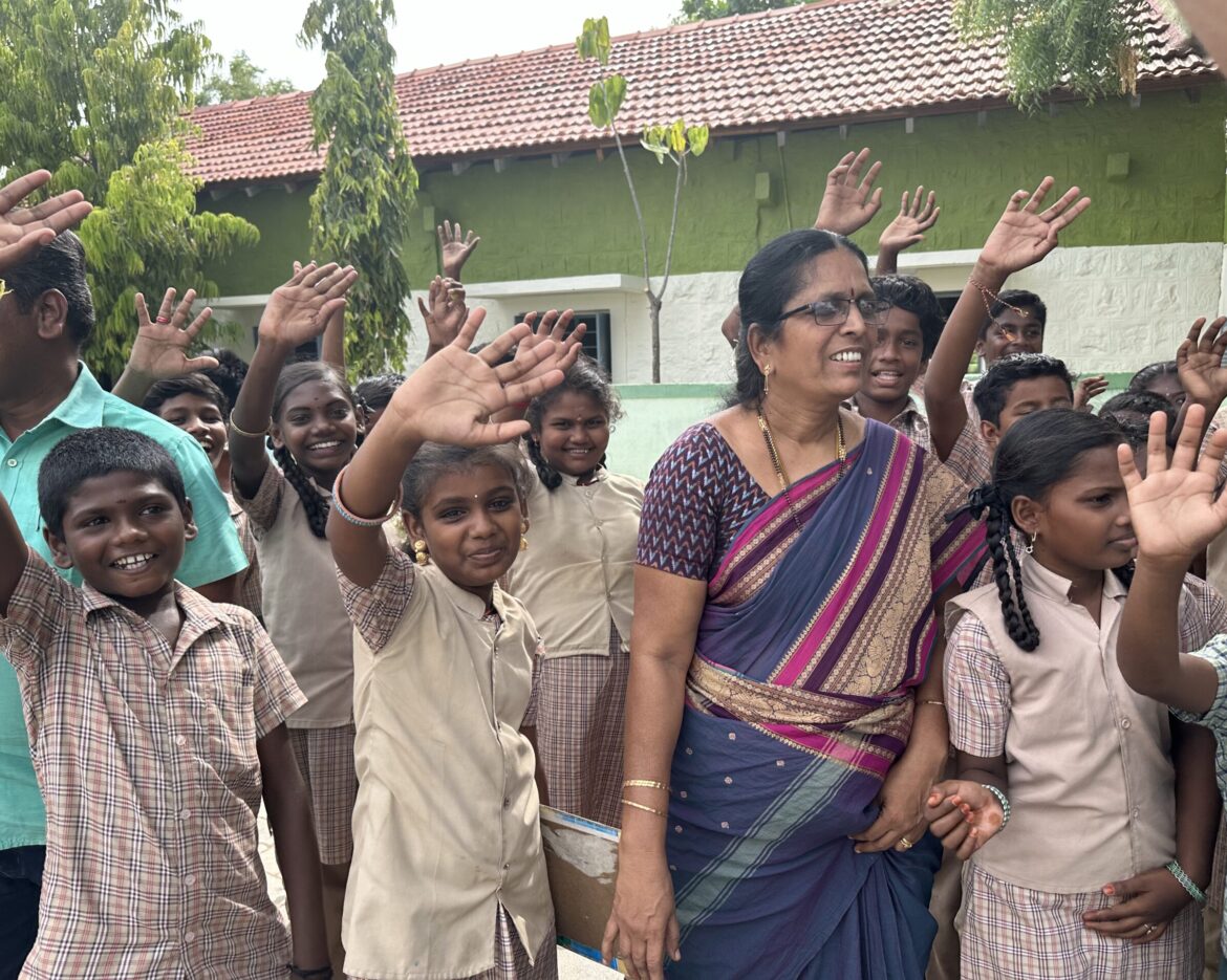 Children of Koyilpatti school sponsored by Vidyashakti.